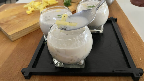 Leche de coco con semillas de chía y piña